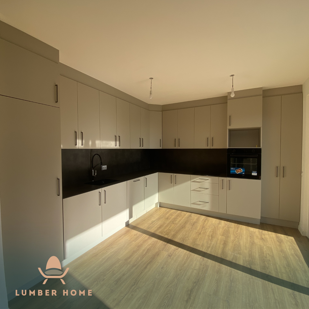 Kitchen with matt fronts and a black worktop